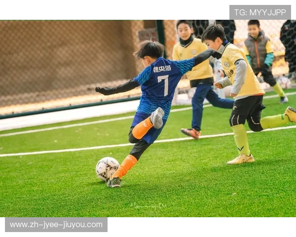 阳光草坪上的亲子足球狂想曲